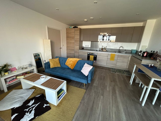 Modern 2-bedroom flat in East London Main Photo