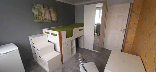 Bright Double Room For Female Professional Main Photo