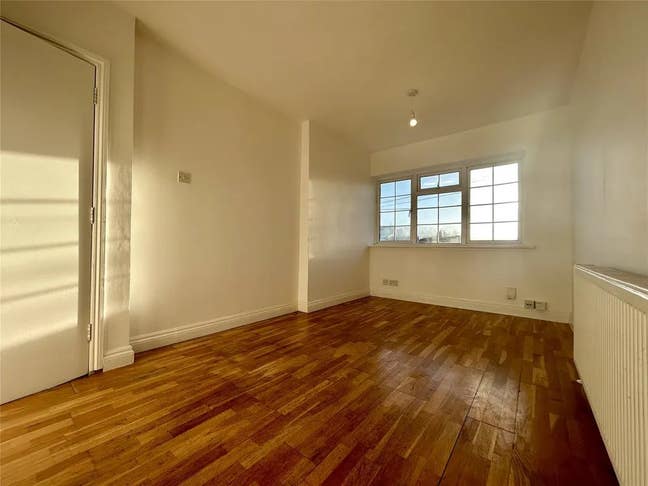 Beautiful, Refurbished Compact Studio Flat – Read Main Photo