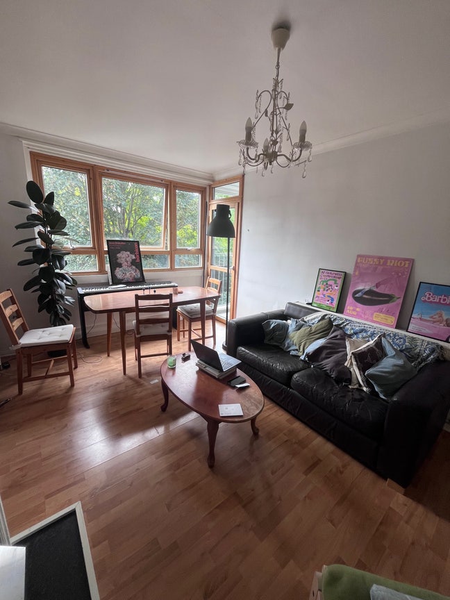 Double room in sunny Stockwell flat available Main Photo
