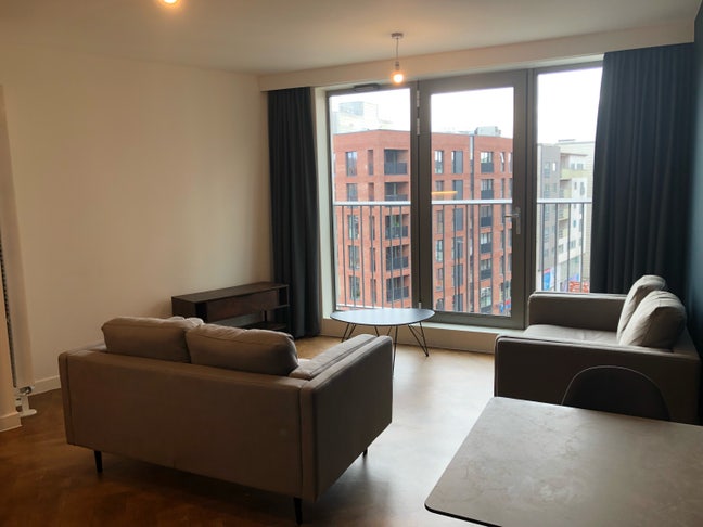 2 Bedroom Flat on Oldham Road Main Photo