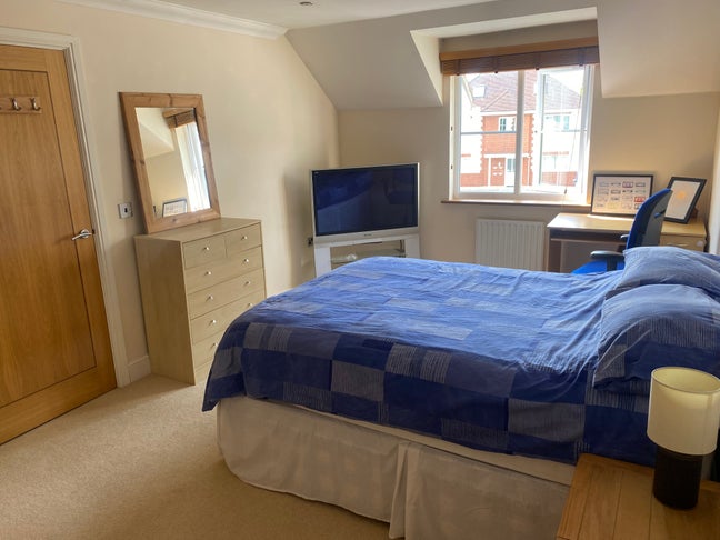 Spacious Double Room in First Floor Apartment Main Photo