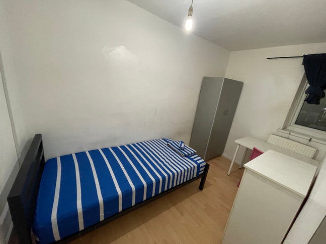 3 Mins from the station+ Living Area + Garden Main Photo