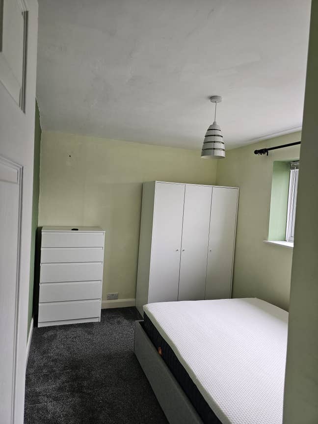 Double bedroom fully furnished in a house sharing  Main Photo