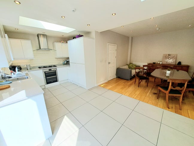 A big-sized double bedroom. Main Photo