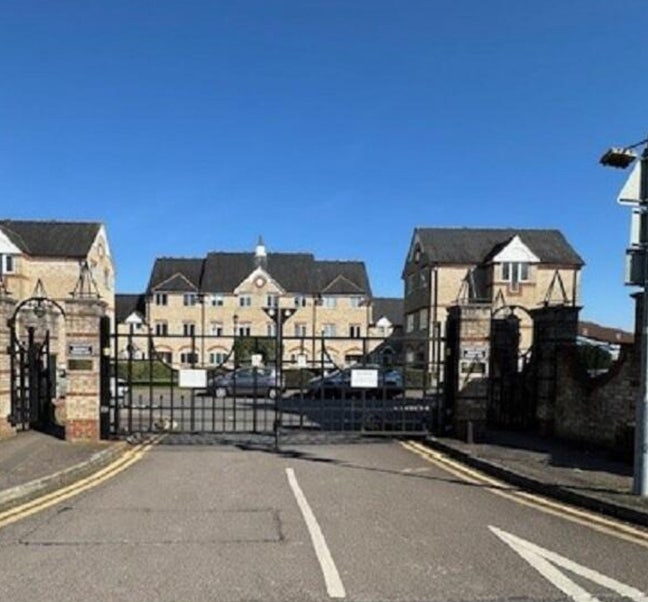 Gated Community - Watford - 20 Mins to Euston Main Photo