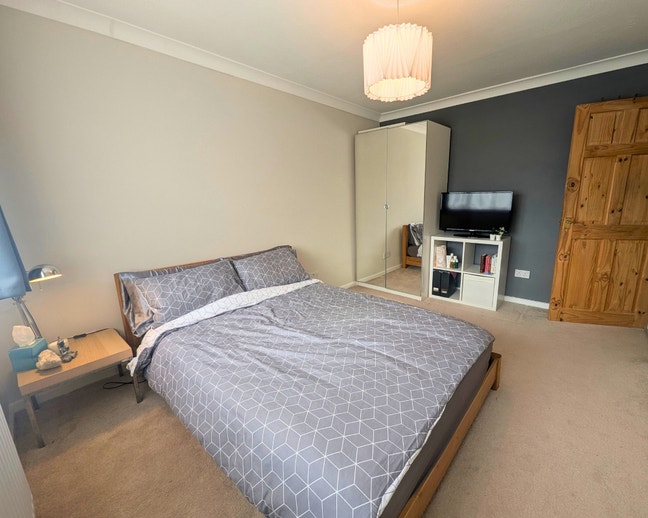 Spacious Double Room in Friendly, Dog-Loving Home  Main Photo