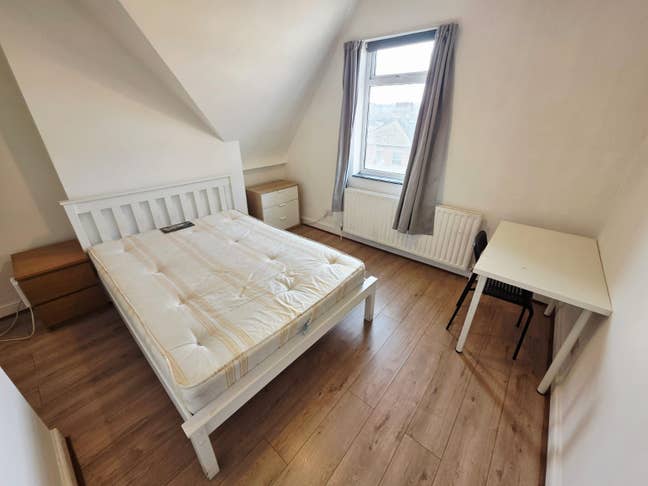 Bright & Modern Room – All Bills Included  Main Photo