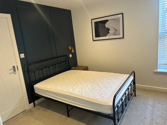 Modern Ensuite Rooms in Professional House share Main Photo