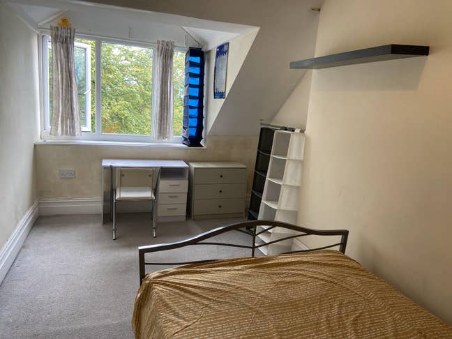 Beautiful attic room - clean, friendly house share Main Photo