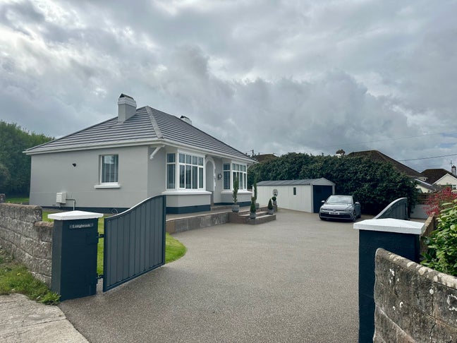  Stunning recently refurbished detached bungalow Main Photo