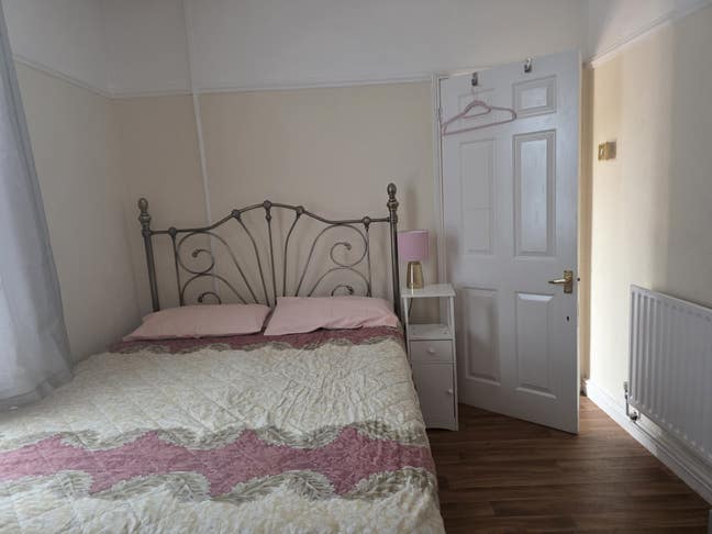 Double Furnished Room: Downham Main Photo