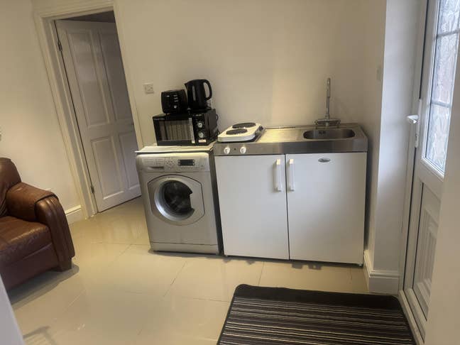 To rent 1 bedroom annex Feltham/Hampton.  Main Photo