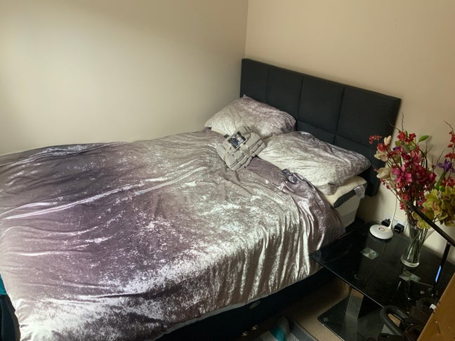 1 bedroom available in a truck drivers flat. Main Photo