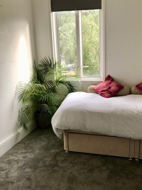 Single Room in family house in NW10  Main Photo