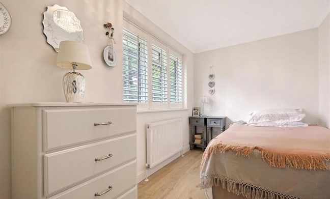 Sunny double in lovely home with pets Main Photo