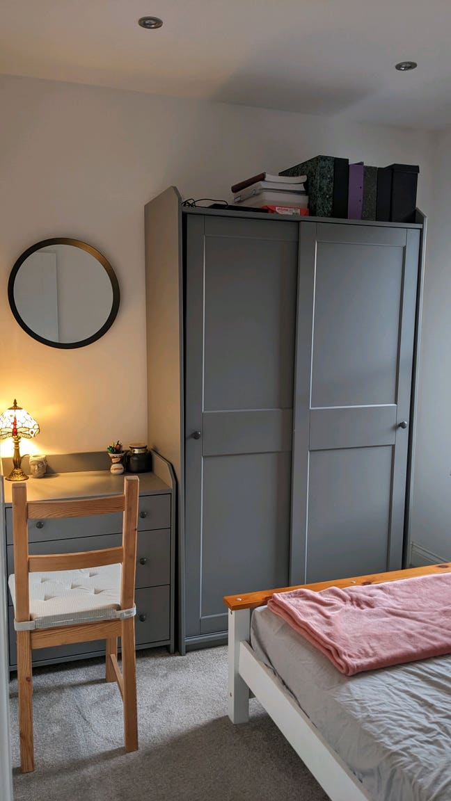 Double room in recently renovated clean house Main Photo