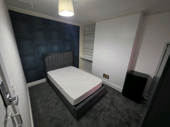 Room near town center Main Photo