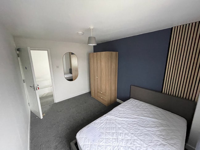 Rarely available | only 2 people per bathroom Main Photo