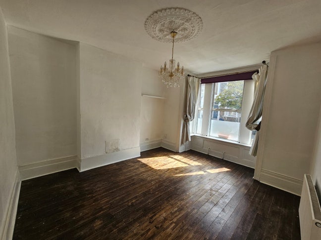 Double Room Available in E5 ** All Inclusive **  Main Photo