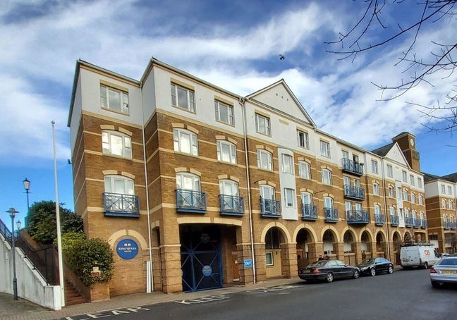 Spacious Double Room with Sunlight, Pool, & Spa! Main Photo