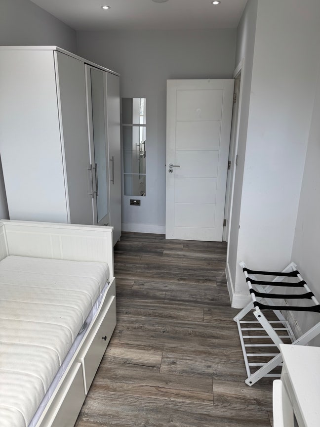 Room available in 2 bedroom near Elephant & Castle Main Photo