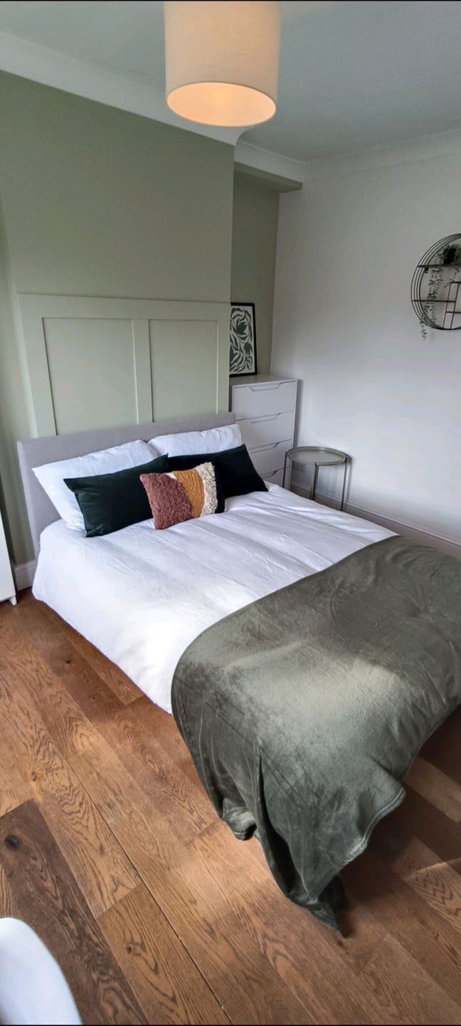 Large bedroom close to station and hospital  Main Photo