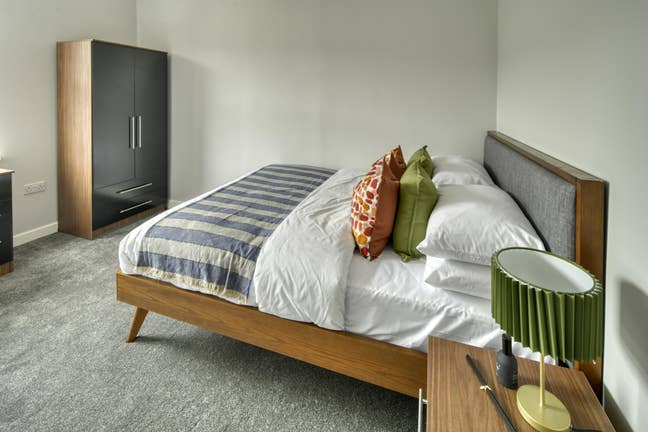1 Room Left – Modern Fishponds Road House Share Main Photo