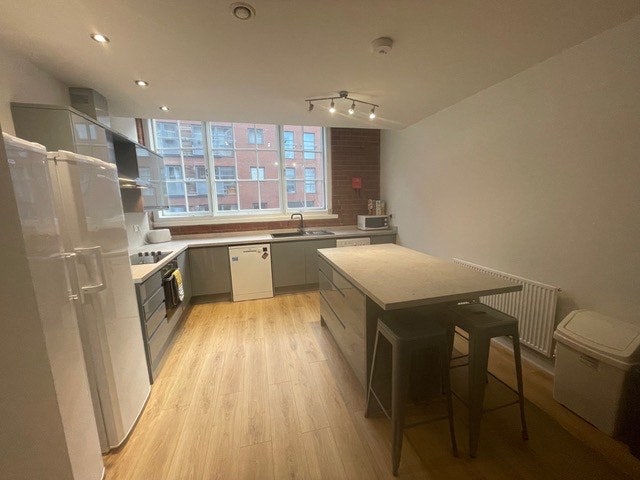 Spare Room in city centre flat  Main Photo