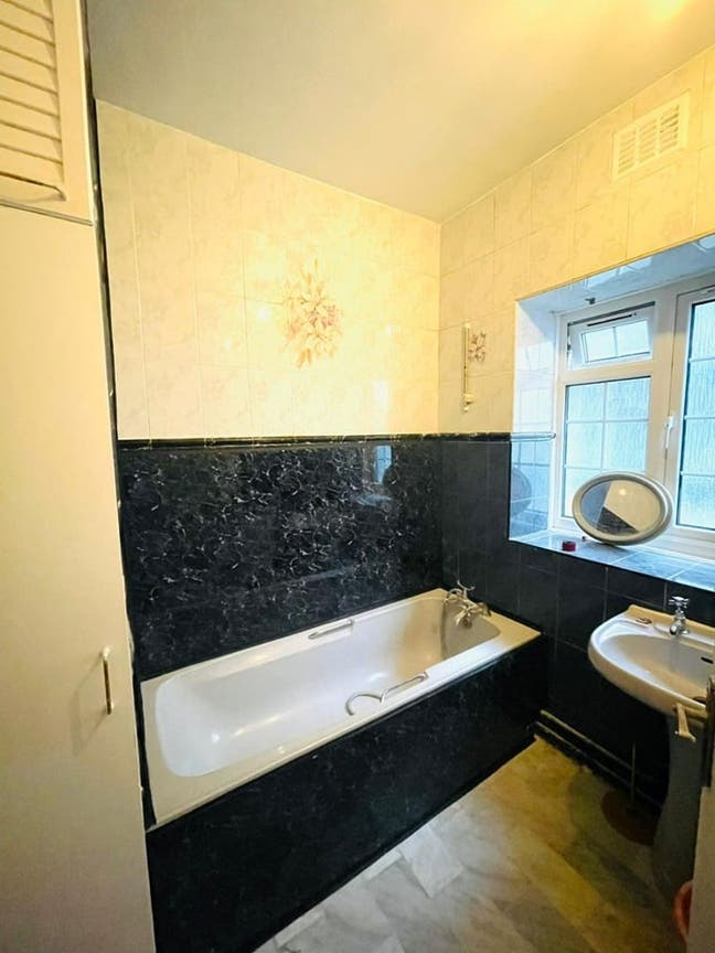 3 Bed Flat, Burnham Court, NW4 Main Photo