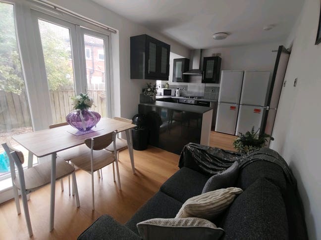 Beautiful Ensuite Rooms Close to Amenities  Main Photo
