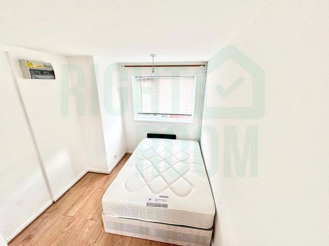2 Rooms in All Saints E14- 15 mins to Canary wharf Main Photo