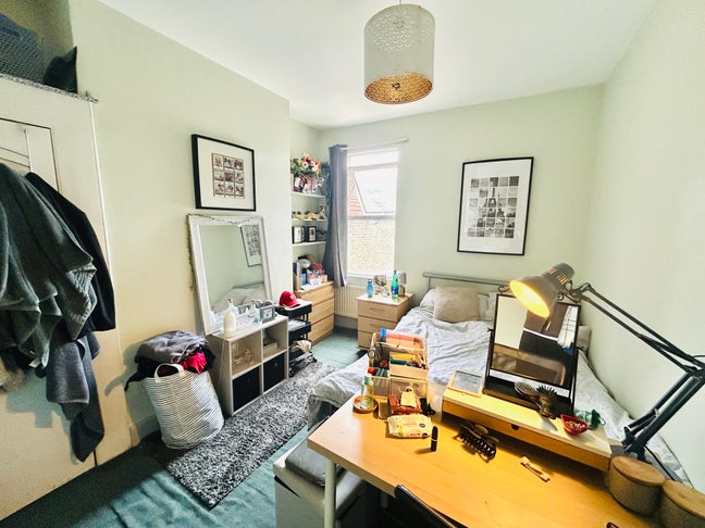 Two Spacious Rooms 🛏  - Huge Lounge & Garden 🌳  Main Photo