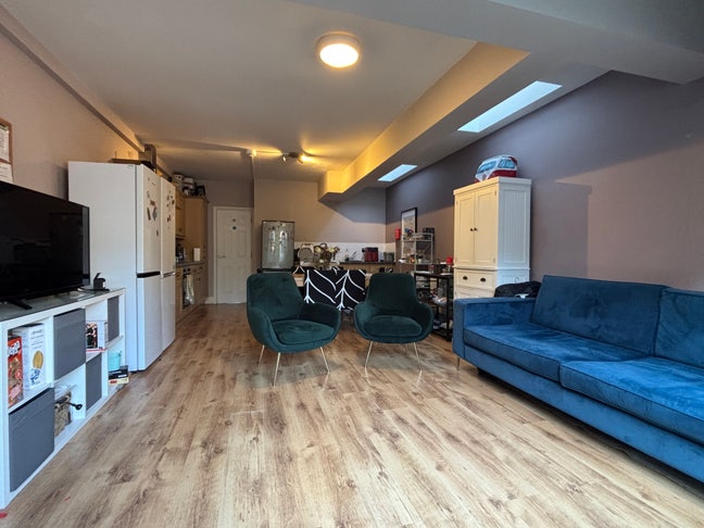 Two Spacious Rooms 🛏  - Huge Lounge & Garden 🌳  Main Photo