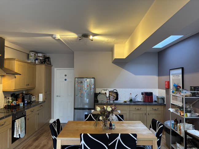 Two Spacious Rooms 🛏  - Huge Lounge & Garden 🌳  Main Photo
