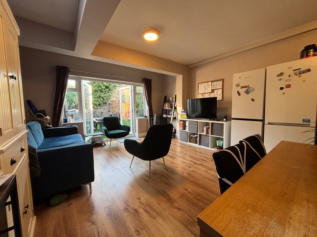 Two Spacious Rooms 🛏  - Huge Lounge & Garden 🌳  Main Photo