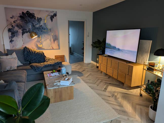Spacious King room w/ all bills inc. & air-con Main Photo