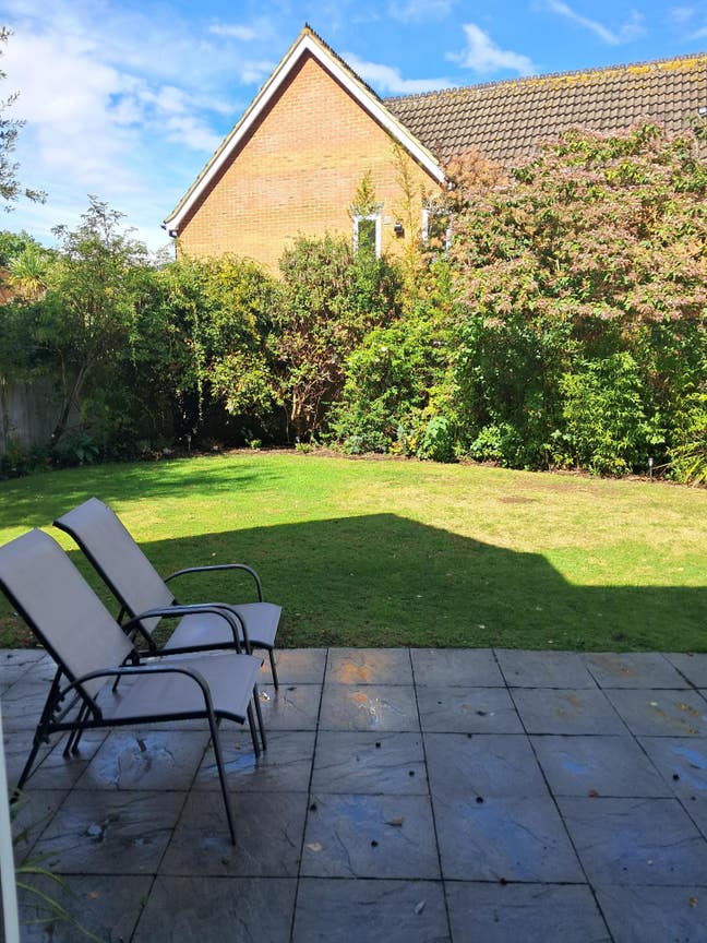 Rooms to rent in Hinchley Wood. Main Photo