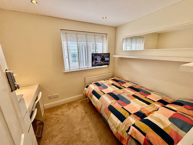 Fully Furnished Double Bedrooms, with smart TV Main Photo