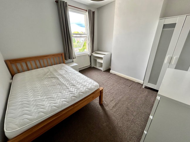 Large double bedroom Main Photo