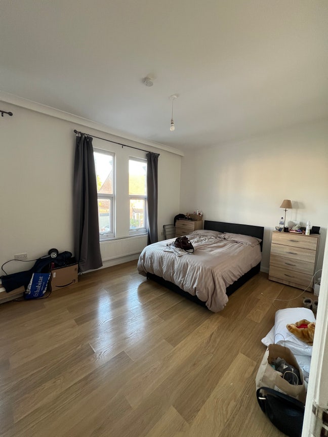 1 Room Available in a 4 Bedroom House in BowesPk Main Photo