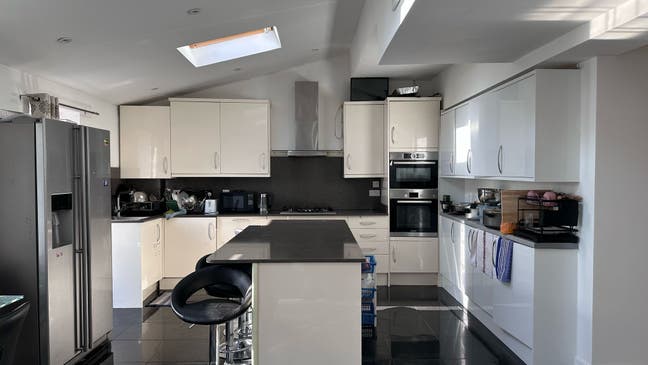  Spacious  rooms  available  in  Barkingside(IG6) Main Photo