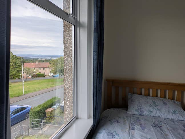 Upstairs double bedroom near the airport Main Photo