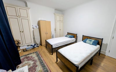Bright & Cosy Room with Large Windows Main Photo