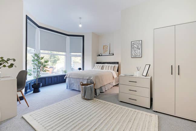 Beautiful Ensuite Room in Professional House Share Main Photo