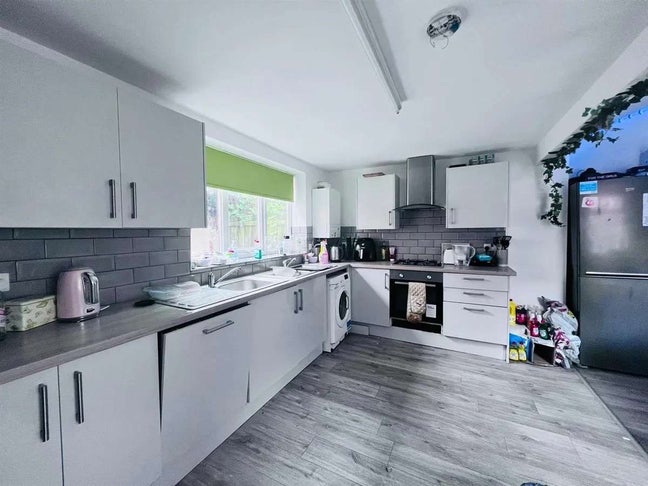 Room Available - 82 Lenton Boulevard Main Photo