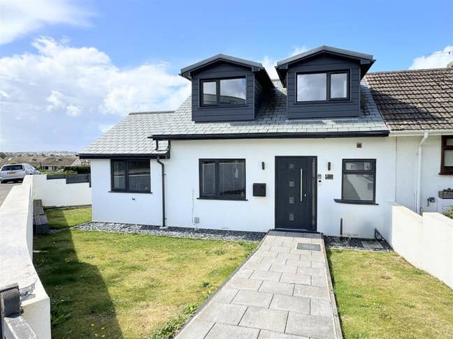 Bright & Spacious 3 Bed 2 Bath Home in Porth Main Photo