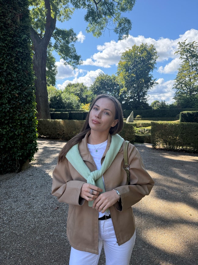 Professional Female seeks a short term room Main Photo