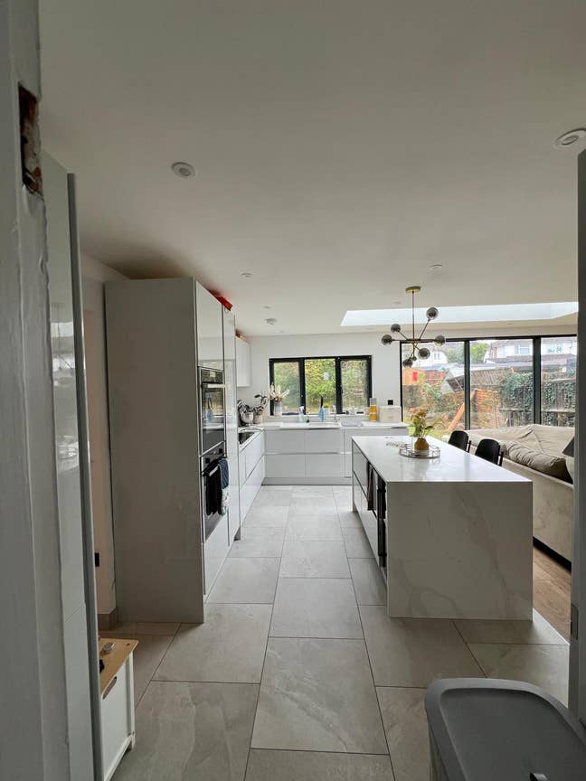 Large double room in Modern house  Main Photo