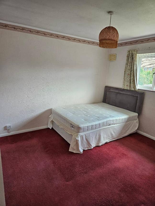 Double & Single Rooms Available in Borehamwood Main Photo
